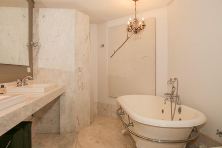 Apartamento à venda com 247m², 4 quartos e 4 vagas Apartamento à venda com 247m², 4 quartos e 4 vagasBanheiro da Suíte 1