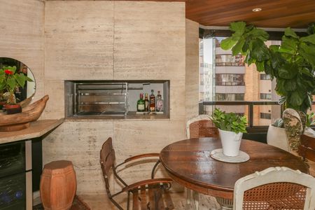 Apartamento à venda com 247m², 4 quartos e 4 vagas Apartamento à venda com 247m², 4 quartos e 4 vagasSala