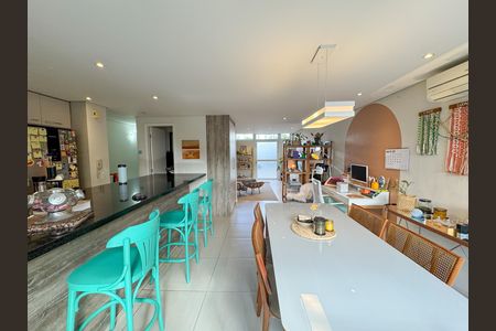 Sala de casa à venda com 3 quartos, 190m² em Cidade São Francisco, São Paulo