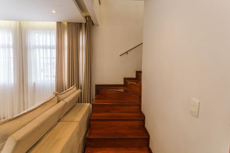 Apartamento à venda com 174m², 3 quartos e 2 vagas Apartamento à venda com 174m², 3 quartos e 2 vagasEscada de Acesso a Cobertura Gourmet