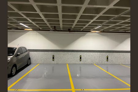 Apartamento à venda com 222m², 4 quartos e 5 vagas Apartamento à venda com 222m², 4 quartos e 5 vagasGaragem