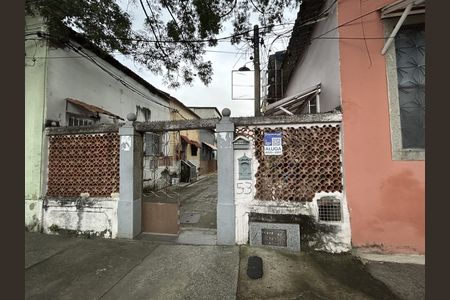 Casa para alugar com 42m², 2 quartos e sem vagaFachada + placa