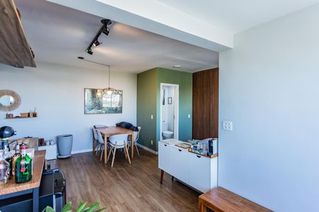 Sala com varanda extendida de apartamento para alugar com 1 quarto, 58m² em Vila Mangalot, São Paulo