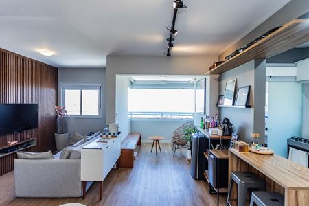 Sala com varanda extendida de apartamento para alugar com 1 quarto, 58m² em Vila Mangalot, São Paulo