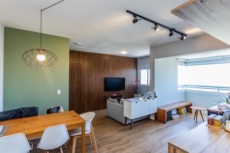 Sala com varanda extendida de apartamento para alugar com 1 quarto, 58m² em Vila Mangalot, São Paulo