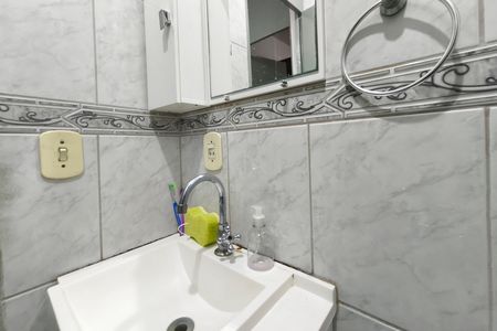 Casa de condomínio à venda com 63m², 2 quartos e 1 vaga Casa de condomínio à venda com 63m², 2 quartos e 1 vagaBanheiro