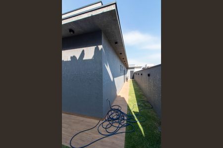 Casa de condomínio à venda com 214m², 3 quartos e 4 vagas Casa de condomínio à venda com 214m², 3 quartos e 4 vagasÁREA EXTERNA CORREDOR LATERAL