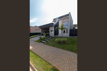 Casa de condomínio à venda com 214m², 3 quartos e 4 vagas Casa de condomínio à venda com 214m², 3 quartos e 4 vagasFACHADA