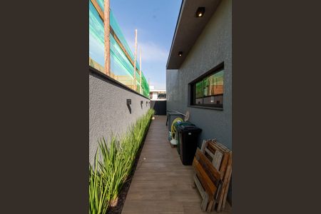 Casa de condomínio à venda com 214m², 3 quartos e 4 vagas Casa de condomínio à venda com 214m², 3 quartos e 4 vagasÁREA EXTERNA LATERAL