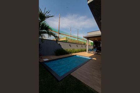 Casa de condomínio à venda com 214m², 3 quartos e 4 vagas Casa de condomínio à venda com 214m², 3 quartos e 4 vagasÁREA EXTERNA FUNDOS PISCINA
