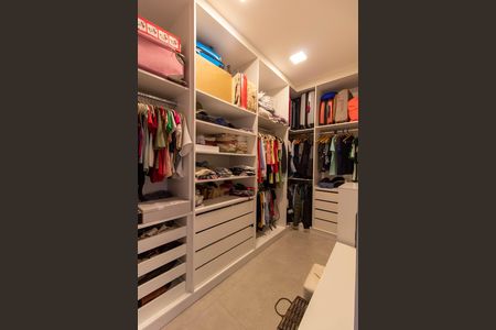 Casa de condomínio à venda com 214m², 3 quartos e 4 vagas Casa de condomínio à venda com 214m², 3 quartos e 4 vagasCLOSET SUITE 3