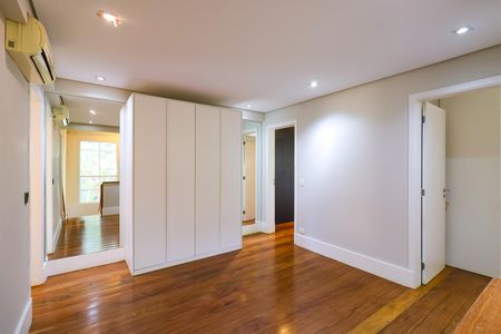Casa de condomínio para alugar com 452m², 4 quartos e 2 vagas