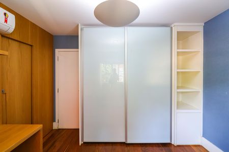 Casa de condomínio para alugar com 452m², 4 quartos e 2 vagas