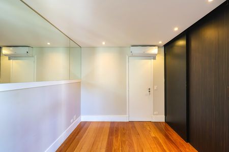 Casa de condomínio para alugar com 452m², 4 quartos e 2 vagas