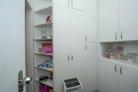 Apartamento à venda com 180m², 4 quartos e 1 vaga Apartamento à venda com 180m², 4 quartos e 1 vagaQUARTO E BANHO DE EMPREGADA