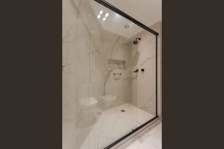 Banheiro de apartamento para alugar com 1 quarto, 55m² em Jardim Europa, Porto Alegre