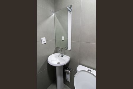 Banheiro do Quarto 1 de kitnet/studio para alugar com 1 quarto, 30m² em Jardim Bonfiglioli, São Paulo
