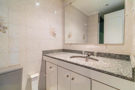 Apartamento à venda com 70m², 3 quartos e 1 vaga Apartamento à venda com 70m², 3 quartos e 1 vagaBanheiro com piso de porcelanato, pia de granito e espelho grande.