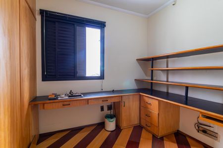 Apartamento à venda com 70m², 3 quartos e 1 vaga Apartamento à venda com 70m², 3 quartos e 1 vagaSala de trabalho com móveis de madeira e piso de parquet, com uma janela grande e iluminação natural.