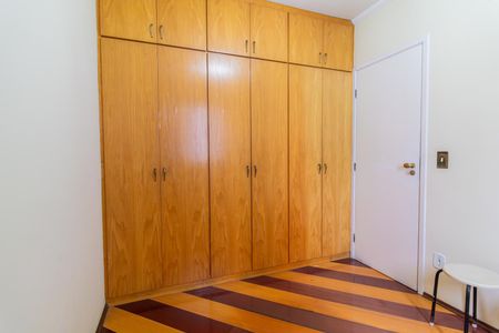 Apartamento à venda com 70m², 3 quartos e 1 vaga Apartamento à venda com 70m², 3 quartos e 1 vagaCabinets de madeira na parede, com piso de madeira e teto branco.