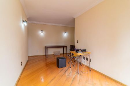 Apartamento à venda com 70m², 3 quartos e 1 vaga Apartamento à venda com 70m², 3 quartos e 1 vagaSala de estar com móveis simples e iluminação natural.