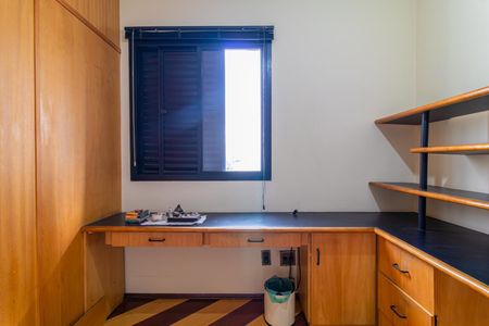 Apartamento à venda com 70m², 3 quartos e 1 vaga Apartamento à venda com 70m², 3 quartos e 1 vagaEscritório com móveis de madeira e janela com persianas de madeira, iluminado por luz natural e com um nível de estagio básico.