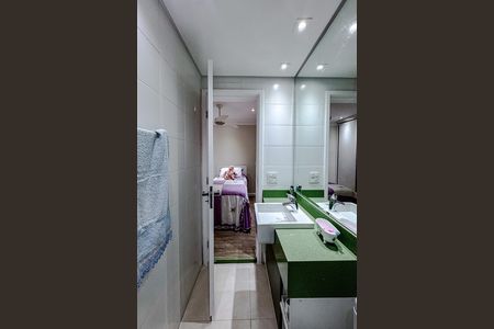 Apartamento à venda com 220m², 3 quartos e 3 vagas Apartamento à venda com 220m², 3 quartos e 3 vagasBanheiro da Suíte 2