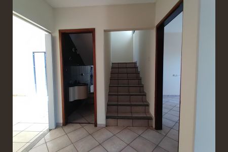 Casa para alugar com 300m², 6 quartos e 2 vagasEscada