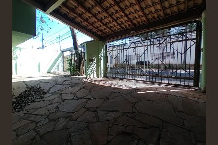 Casa para alugar com 220m², 4 quartos e 2 vagas