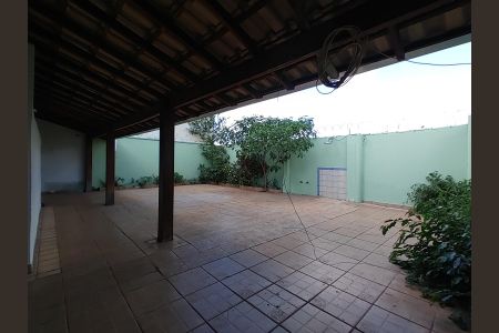 Casa para alugar com 220m², 4 quartos e 2 vagas