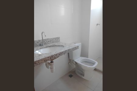 Banheiro de apartamento para alugar com 2 quartos, 48m² em Tibery, Uberlândia