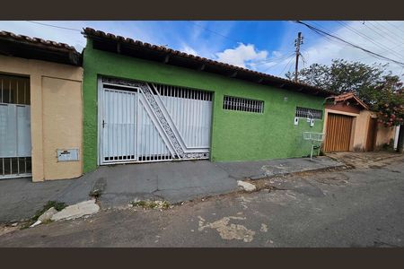Casa à venda com 156m², 3 quartos e 2 vagas Casa à venda com 156m², 3 quartos e 2 vagasFachada