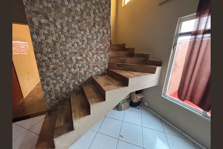 Escada de casa à venda com 3 quartos, 170m² em Jardim Santo Elias, São Paulo