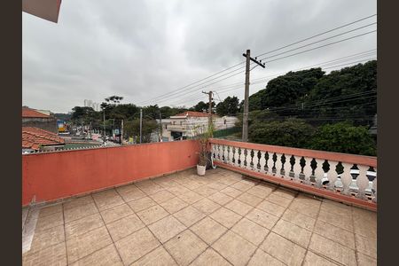 Casa à venda com 170m², 3 quartos e 2 vagas Casa à venda com 170m², 3 quartos e 2 vagasVaranda