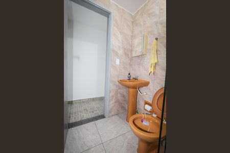 Banheiro de casa para alugar com 2 quartos, 45m² em Vila Morse, São Paulo