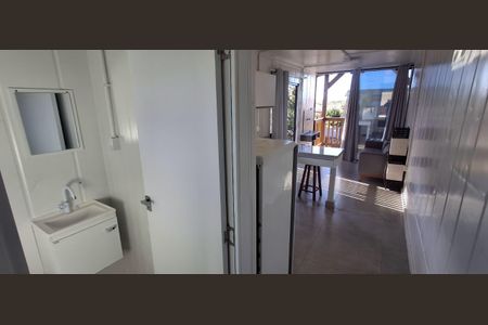 Banheiro de apartamento para alugar com 1 quarto, 21m² em Rio Tavares, Florianópolis