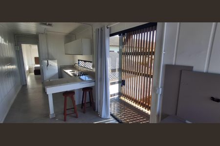 Cozinha de apartamento para alugar com 1 quarto, 21m² em Rio Tavares, Florianópolis