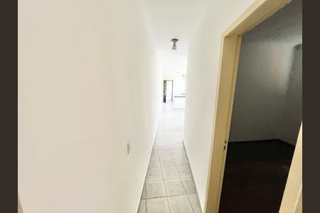 Casa para alugar com 226m², 3 quartos e sem vaga Casa para alugar com 226m², 3 quartos e sem vagaCorredor