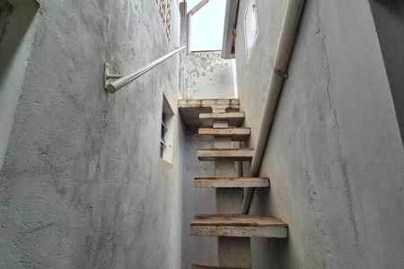 Casa à venda com 101m², 3 quartos e 2 vagas Casa à venda com 101m², 3 quartos e 2 vagasEscada