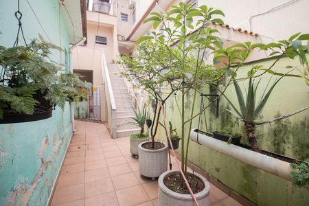 Casa à venda com 220m², 4 quartos e 3 vagas Casa à venda com 220m², 4 quartos e 3 vagasCORREDOR EXTERNO