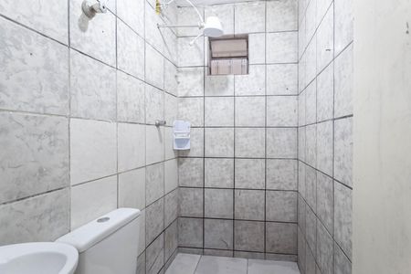 Banheiro social  de casa de condomínio para alugar com 1 quarto, 29m² em Parque Xangri-lá, Contagem