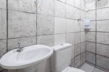 Banheiro social  de casa de condomínio para alugar com 1 quarto, 29m² em Parque Xangri-lá, Contagem
