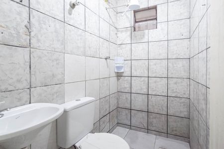 Banheiro social  de casa de condomínio para alugar com 1 quarto, 29m² em Parque Xangri-lá, Contagem