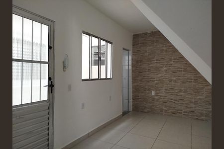 Sala e cozinha de casa para alugar com 2 quartos, 51m² em Vila Esperança, São Paulo