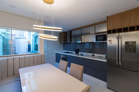 Casa de condomínio à venda com 94m², 3 quartos e 1 vagaSala e Cozinha 