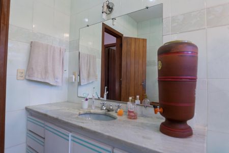 Casa de condomínio à venda com 351m², 4 quartos e 5 vagas Casa de condomínio à venda com 351m², 4 quartos e 5 vagasBanheiro social
