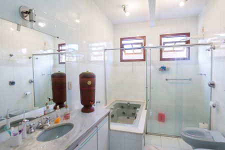 Casa de condomínio à venda com 351m², 4 quartos e 5 vagas Casa de condomínio à venda com 351m², 4 quartos e 5 vagasBanheiro social