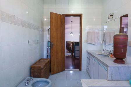 Casa de condomínio à venda com 351m², 4 quartos e 5 vagas Casa de condomínio à venda com 351m², 4 quartos e 5 vagasBanheiro social