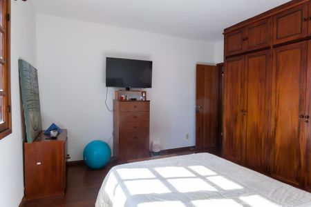 Casa de condomínio à venda com 351m², 4 quartos e 5 vagas Casa de condomínio à venda com 351m², 4 quartos e 5 vagasQuarto