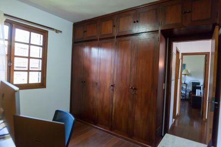 Casa de condomínio à venda com 351m², 4 quartos e 5 vagas Casa de condomínio à venda com 351m², 4 quartos e 5 vagasQuarto 2